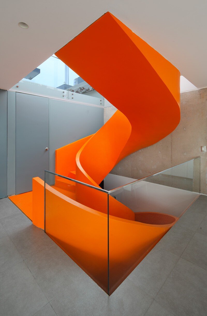 Casa Blanca Has a Striking Orange Staircase That Connects All Indoor Areas (24)