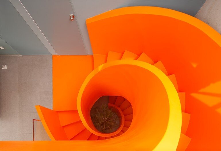 Casa Blanca Has a Striking Orange Staircase That Connects All Indoor Areas (5)