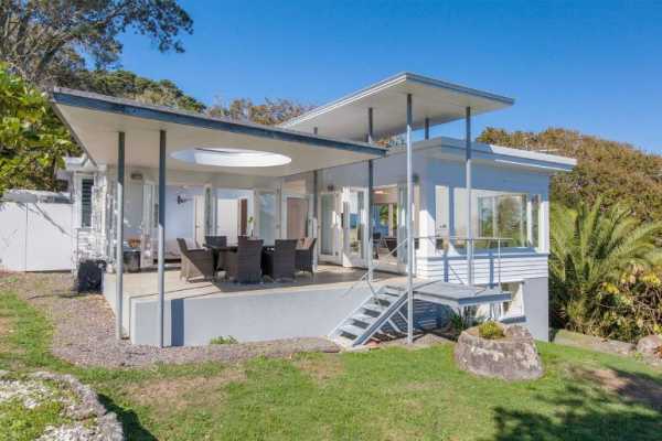 Cornwall Park House – Renovation of a 50’s Flat Roof Bungalow