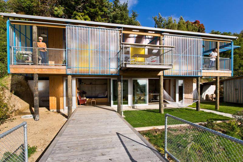 Dogbox is a House on a Steep Whanganui Hillside New Zealand (1)