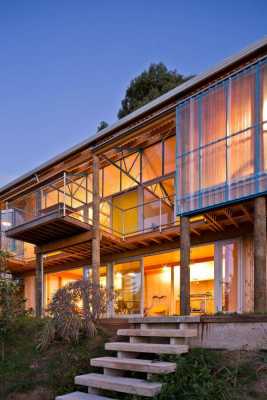 Dogbox is a House on a Steep Whanganui Hillside / New Zealand