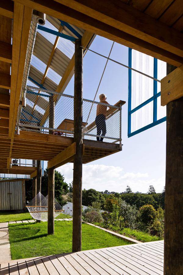 Dogbox is a House on a Steep Whanganui Hillside New Zealand (2)