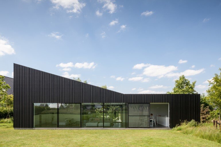 TV House is Made Up by Different Volumes Centered Around a Green Space (1)