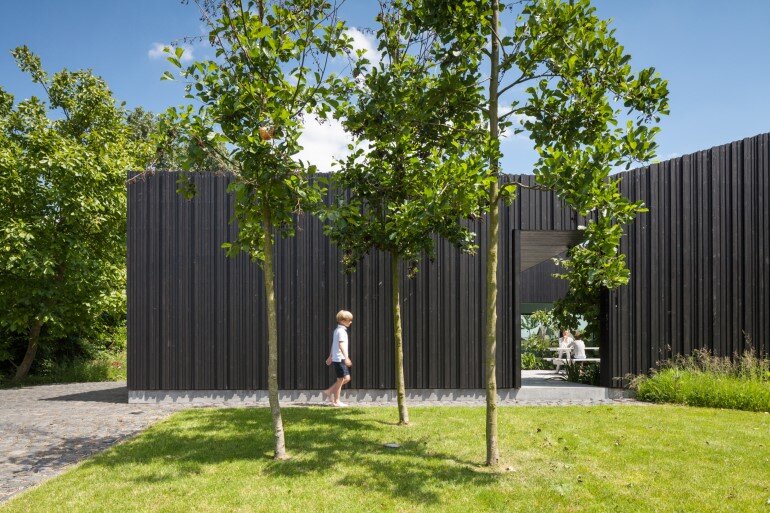 TV House is Made Up by Different Volumes Centered Around a Green Space (15)