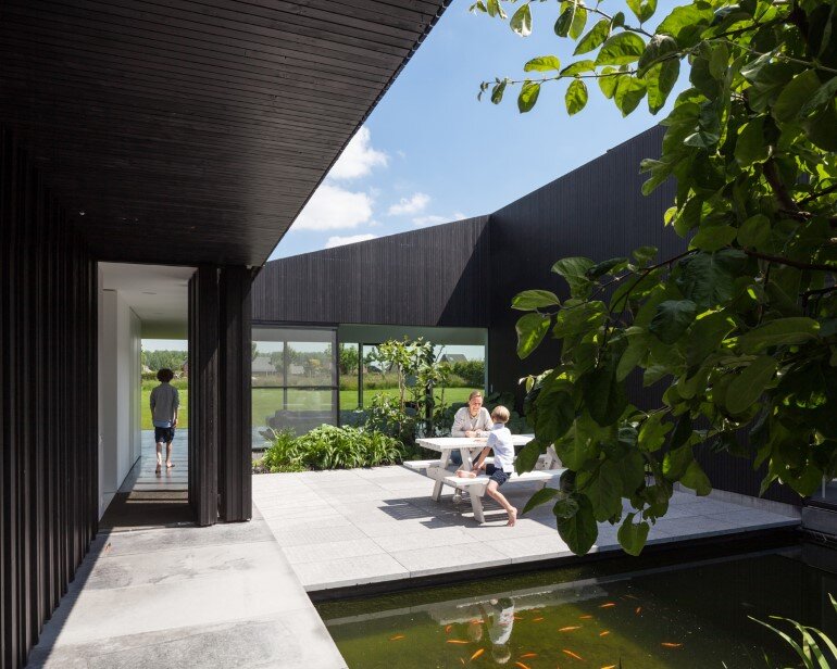 TV House is Made Up by Different Volumes Centered Around a Green Space (6)