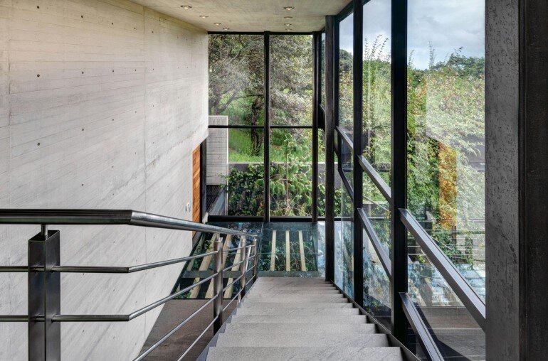 This Forest House Consists of Two Volumes Connected by Metal Bridges (15)