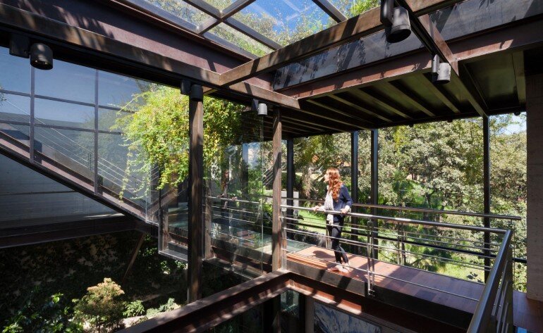 This Forest House Consists of Two Volumes Connected by Metal Bridges (18)