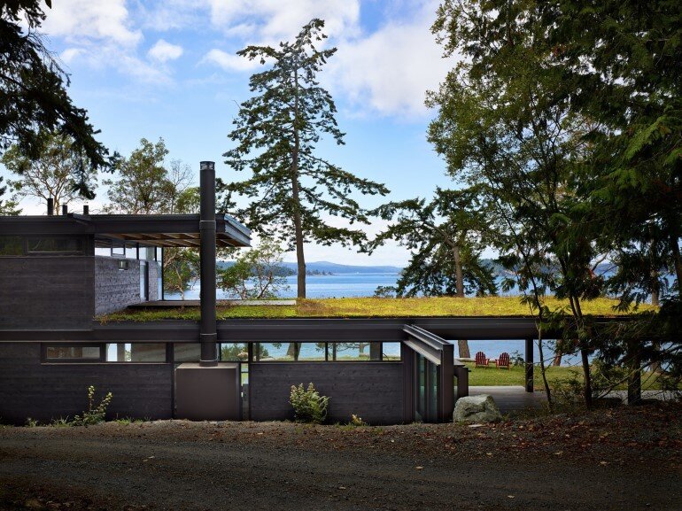 This Waterfront Retreat is Embraced by Dense Woods (19)