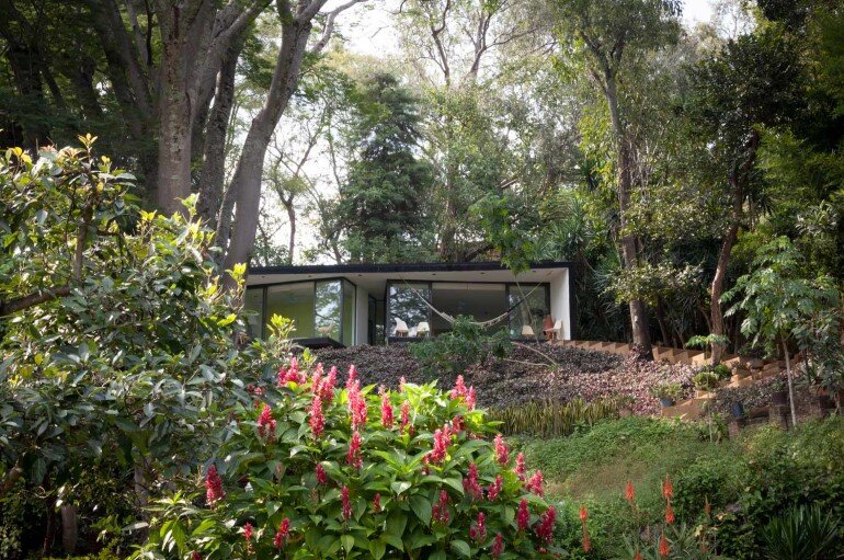 This mexican bungalow is conceived as a refuge in an idyllic jungle site (15)