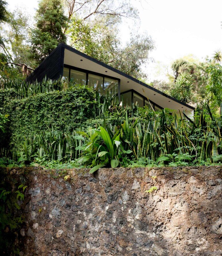 This mexican bungalow is conceived as a refuge in an idyllic jungle site (16)