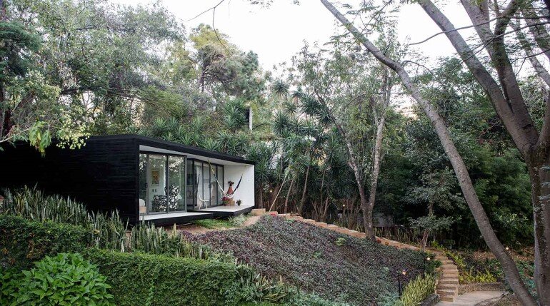 This mexican bungalow is conceived as a refuge in an idyllic jungle site (2)