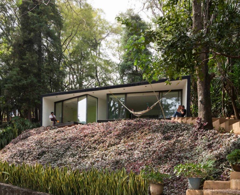 This mexican bungalow is conceived as a refuge in an idyllic jungle site (3)