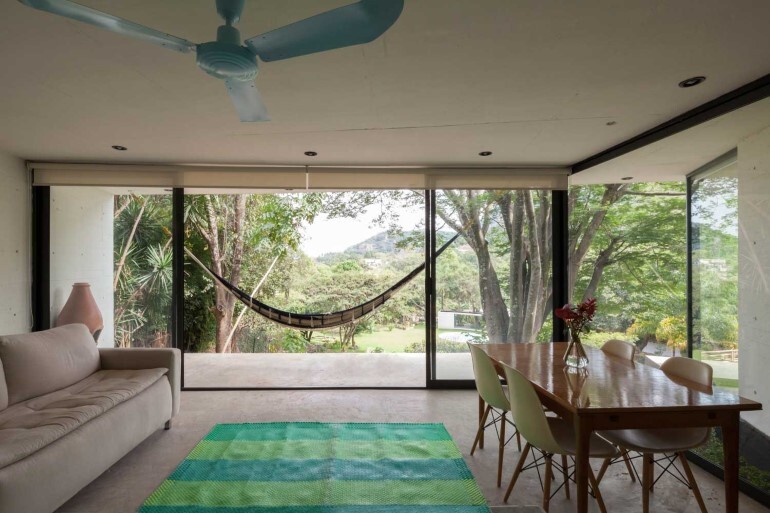 This mexican bungalow is conceived as a refuge in an idyllic jungle site (4)