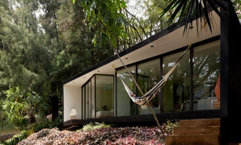 This mexican bungalow is conceived as a refuge in an idyllic jungle site (9)