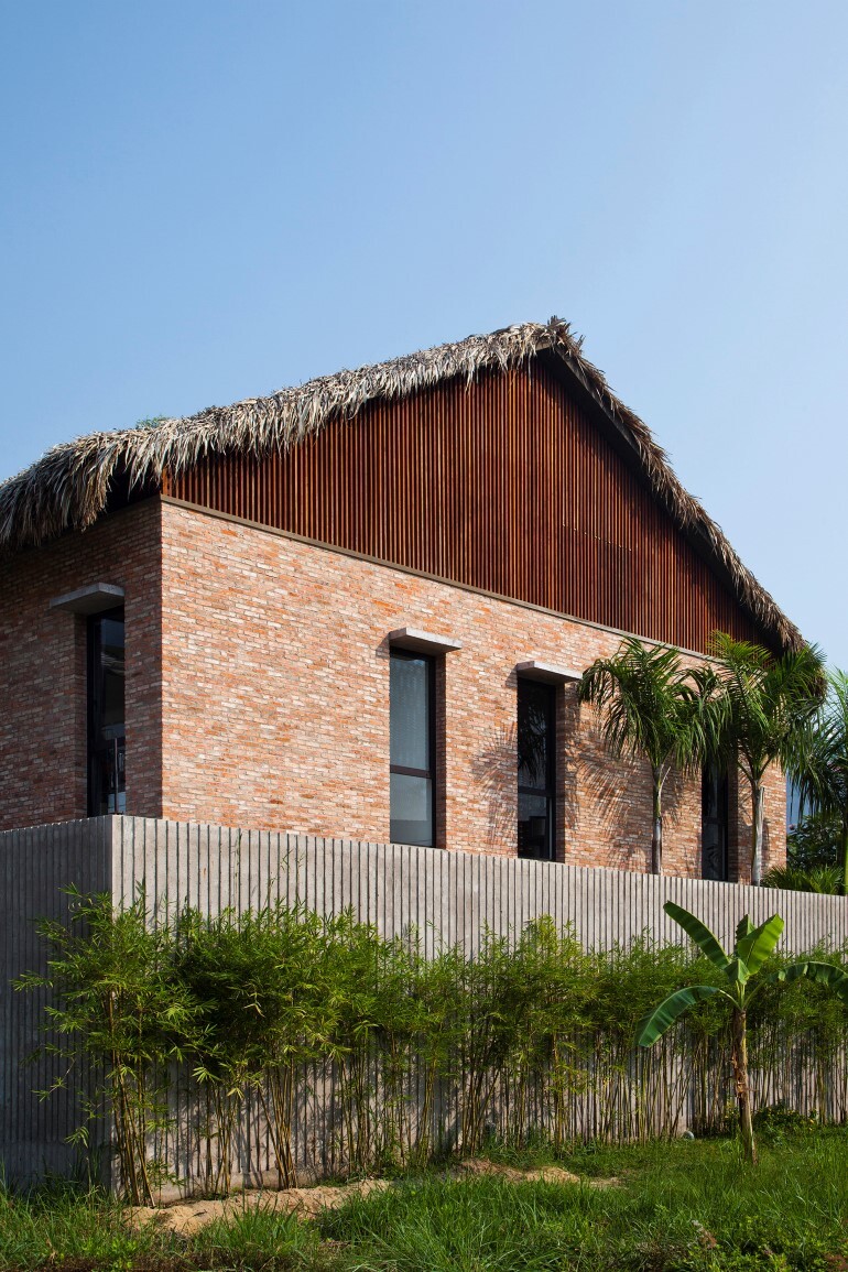 Tropical Suburb House - Revisits the Vernacular South East Asian Stilt House Typology (11)