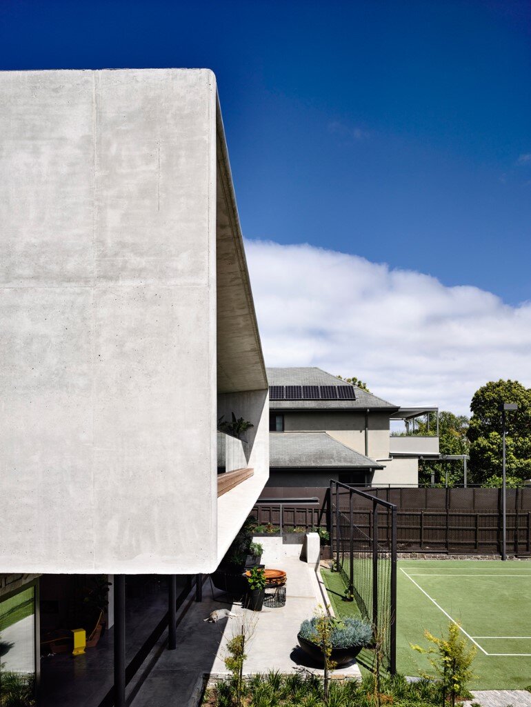 Concrete House Provide Strong Visual Connections Between Levels (21)