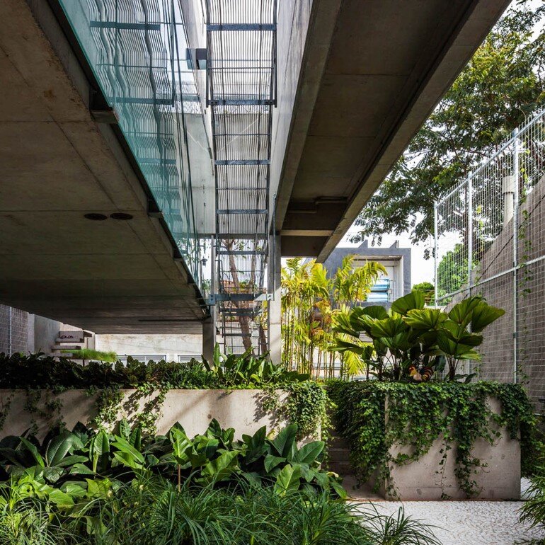 Concrete Weekend House in Downtown São Paulo (22)