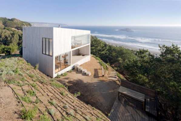 D House – Two Storey House Situated at the Top of a Cliff