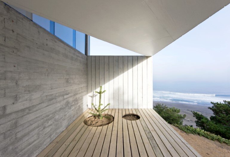 D House - Two Storey House Situated at the Top of a Cliff (5)