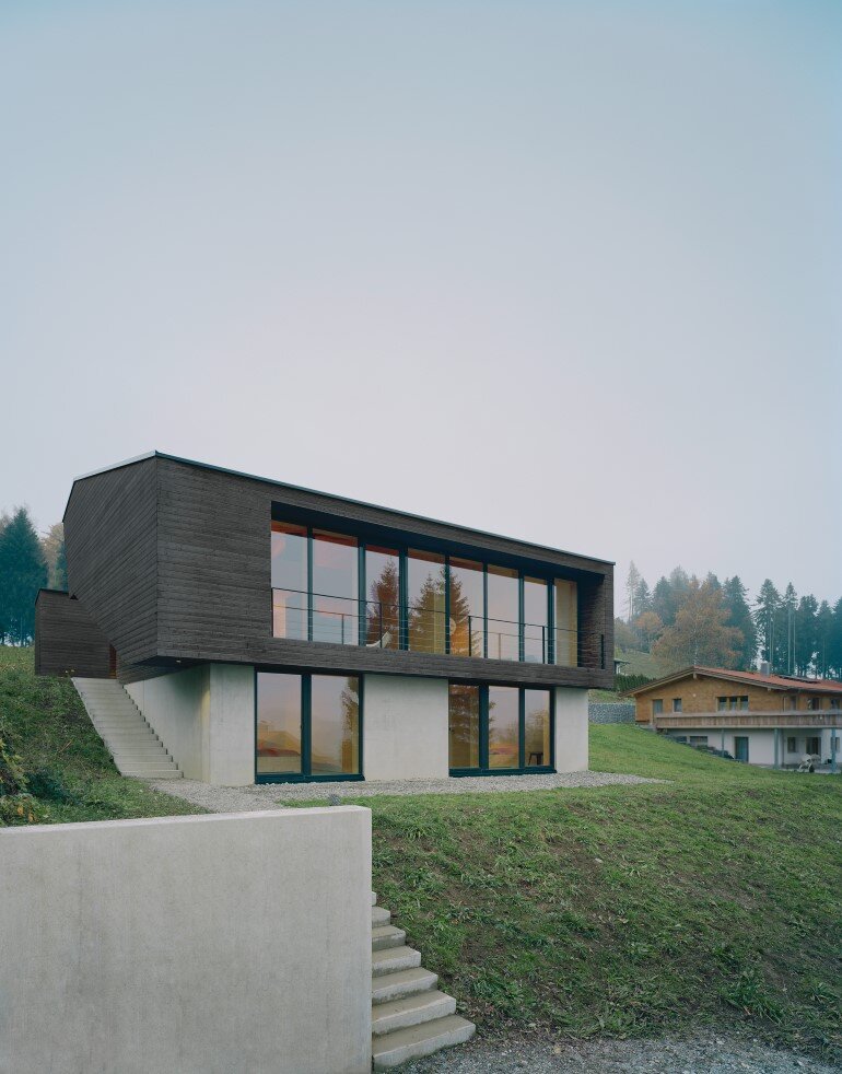Haus P - Deep Black Holiday House for a Family of Eight (5)