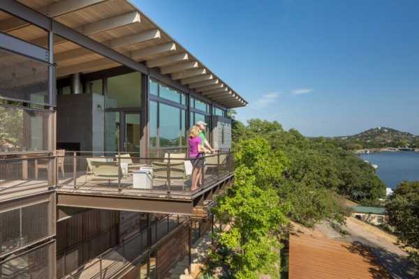 Lakeside House Rises Above the Trees For 180-Degree Views