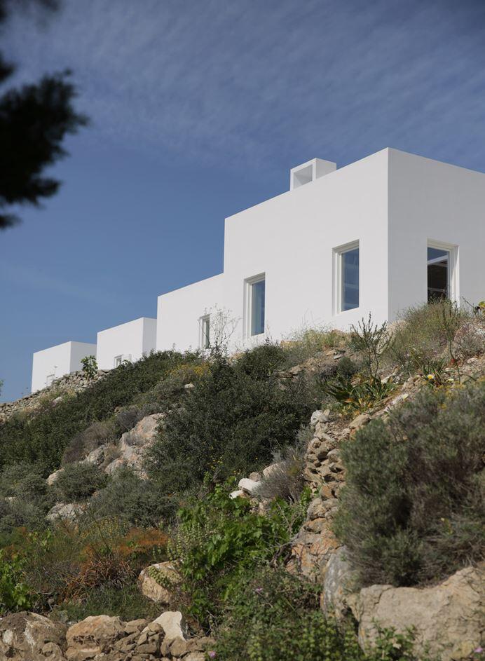 Modern and Minimalist House on the Island of Paros, Greece (24)