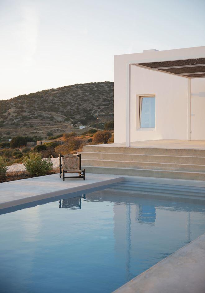 Modern and Minimalist House on the Island of Paros, Greece (4)