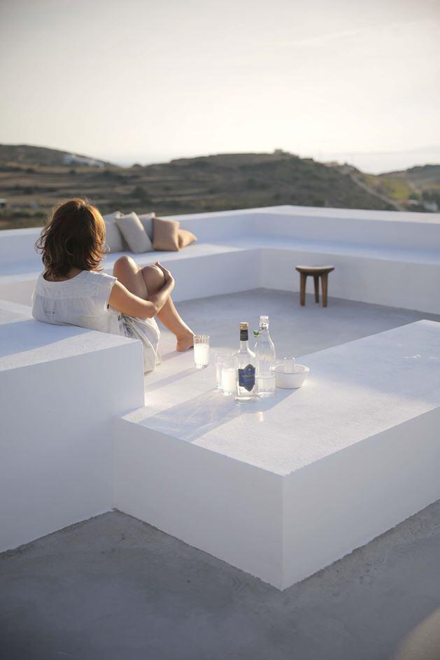 Modern and Minimalist House on the Island of Paros, Greece (5)