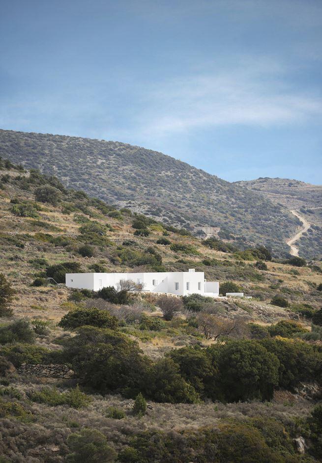 Modern and Minimalist House on the Island of Paros, Greece (7)