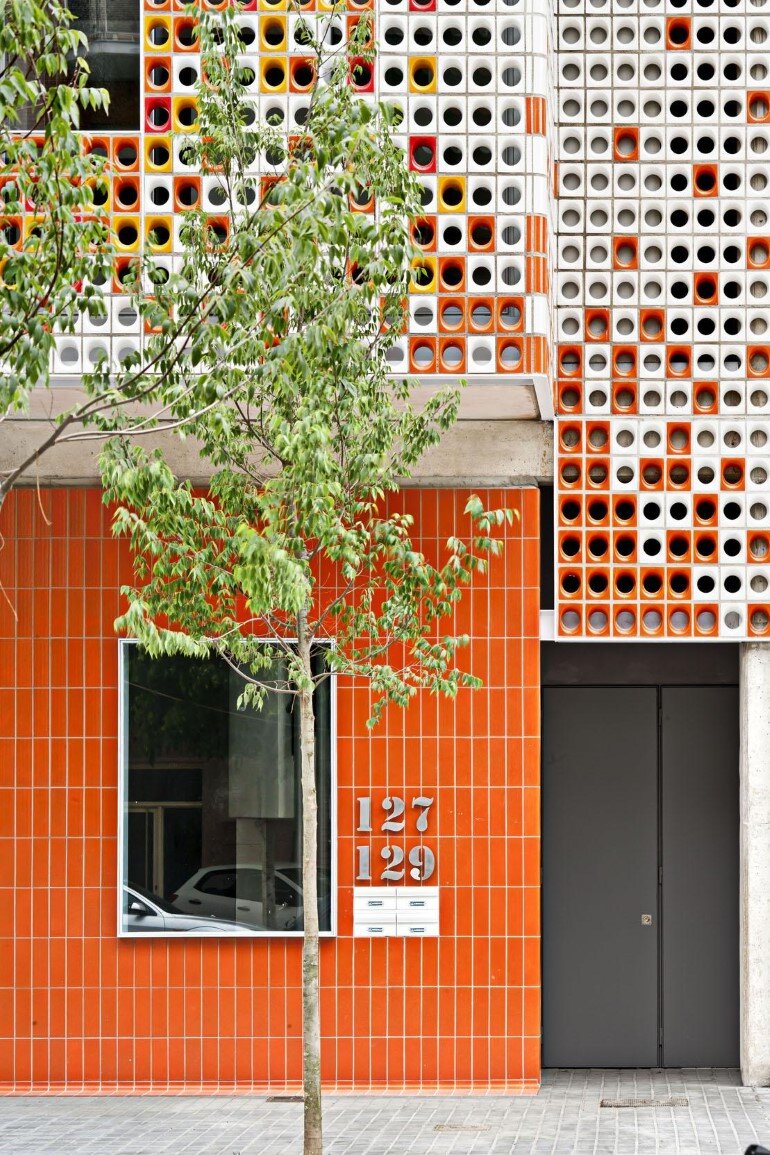 Multifamily Housing Designed with a Shiny Colorful Ceramic Facade (4)
