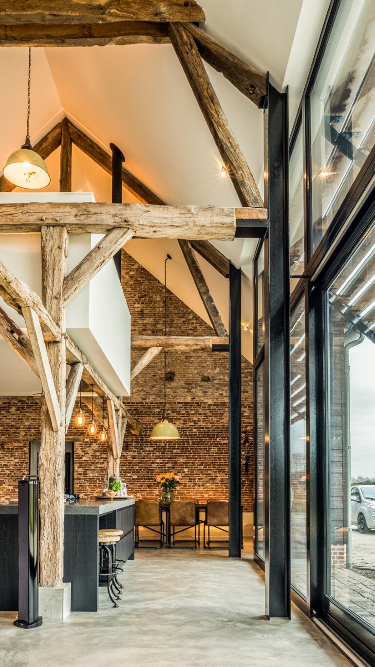 Old Dutch Farm Renovated with Preservation of Ancient Wooden Trusses (10)