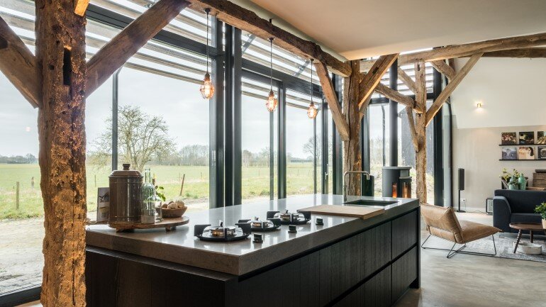 Old Dutch Farm Renovated with Preservation of Ancient Wooden Trusses (13)