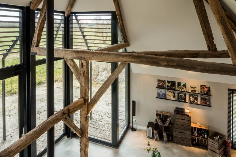 Old Dutch Farm Renovated with Preservation of Ancient Wooden Trusses (15)