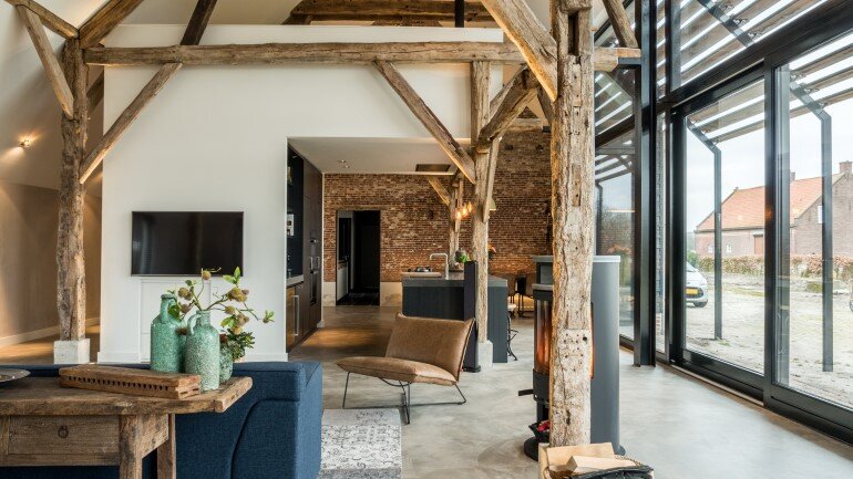 Old Dutch Farm Renovated with Preservation of Ancient Wooden Trusses (7)