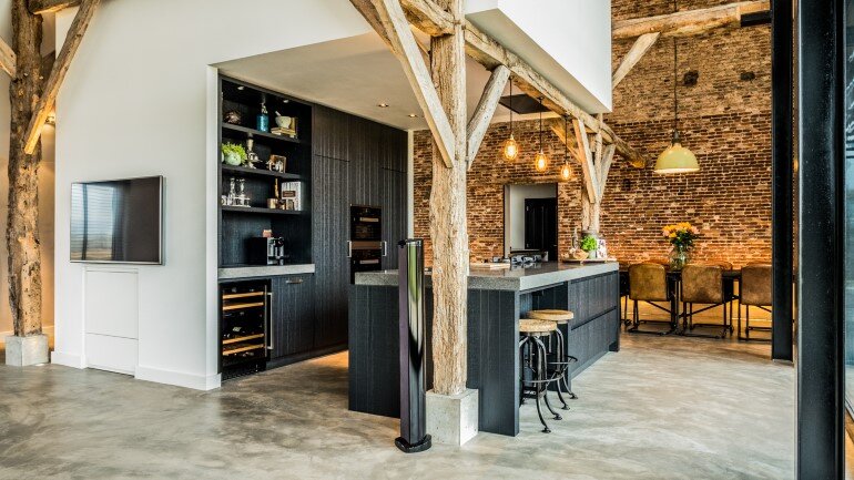 Old Dutch Farm Renovated with Preservation of Ancient Wooden Trusses (8)