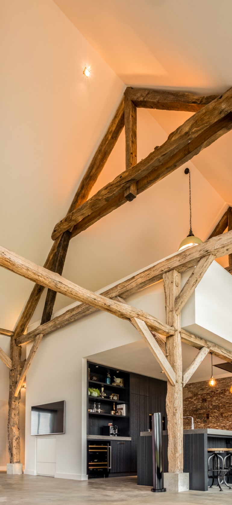 Old Dutch Farm Renovated with Preservation of Ancient Wooden Trusses (9)