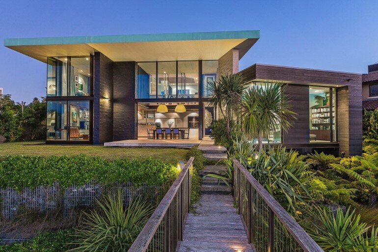 Spectacular Clifftop House in Auckland by Xsite Architects (1)