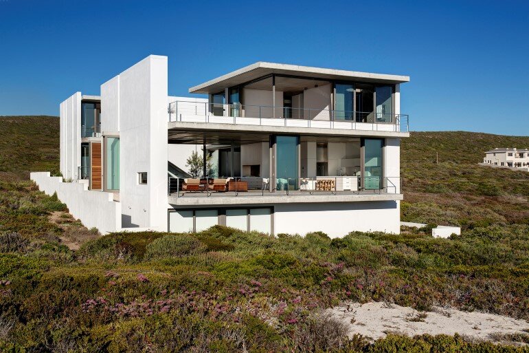 The Pearl Bay House is Modern, Minimal and Maximises the Sensational Ocean Views (1)