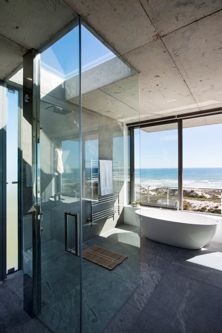 The Pearl Bay House is Modern, Minimal and Maximises the Sensational Ocean Views (12)