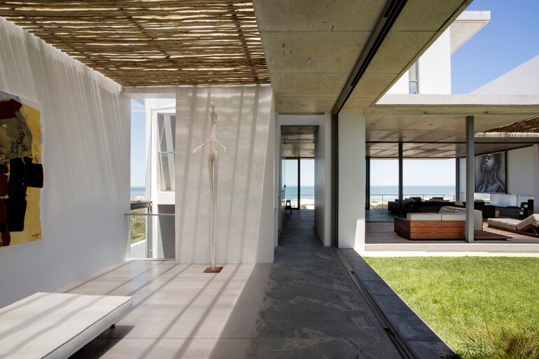 The Pearl Bay House is Modern, Minimal and Maximises the Sensational Ocean Views (17)