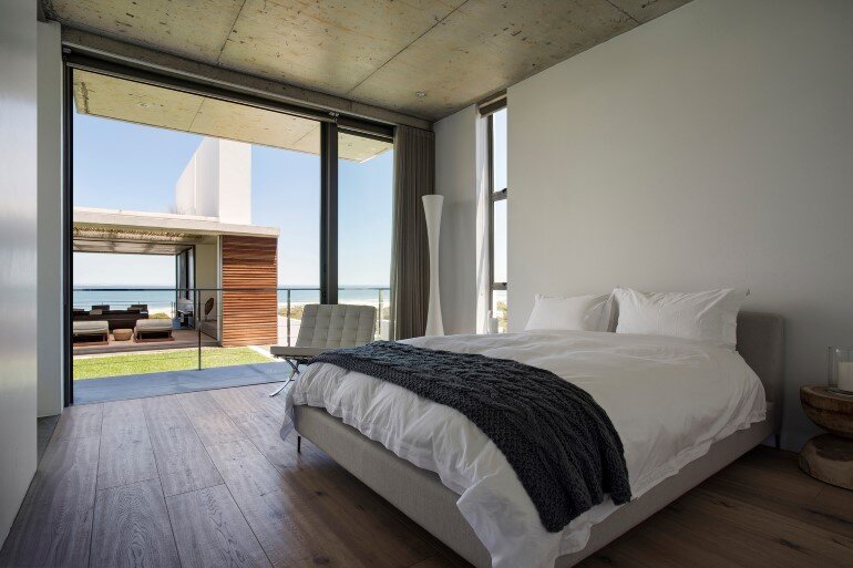The Pearl Bay House is Modern, Minimal and Maximises the Sensational Ocean Views (18)