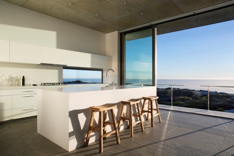 The Pearl Bay House is Modern, Minimal and Maximises the Sensational Ocean Views (3)
