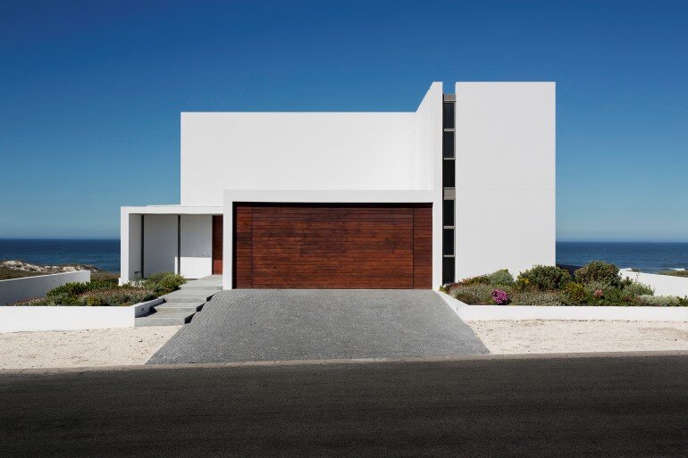 The Pearl Bay House is Modern, Minimal and Maximises the Sensational Ocean Views (5)