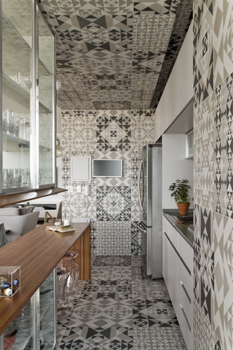 This Apartment Has a Kitchen Area Fully Clad with Porcelain Tiles (17)
