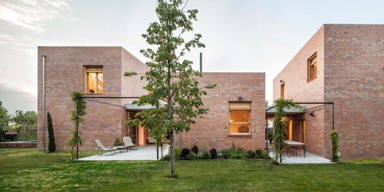 This Barcelona House Consists of Three Volumes Strongly Connected to a Garden (15)