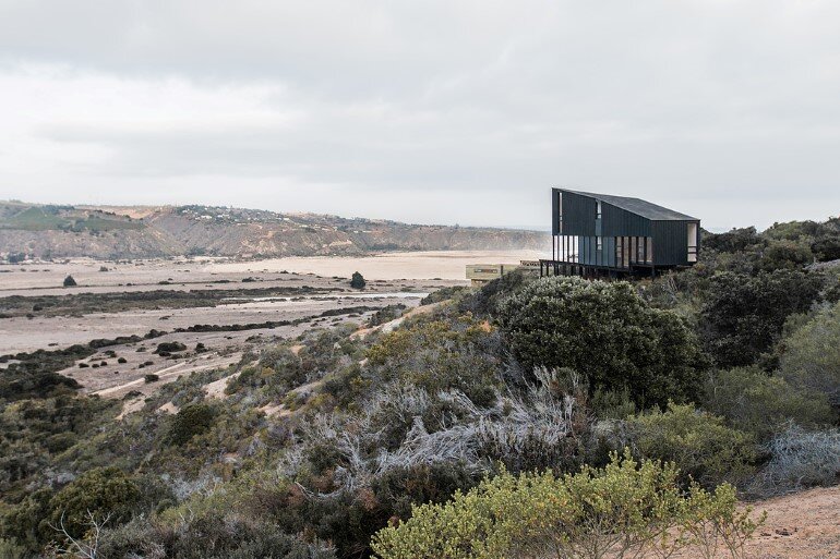 Wooden Beach House Integrated in a Spectacular Coastal Landscape (1)