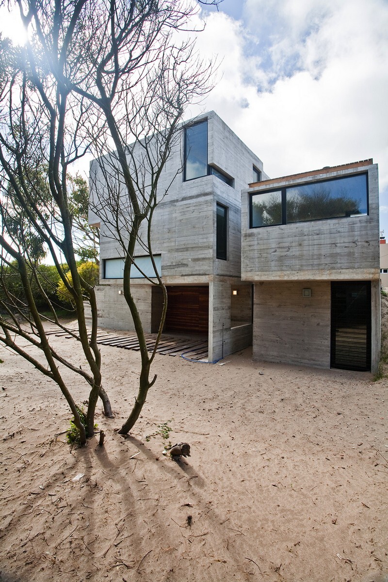 Concrete Beach House With Industrial Features (19)