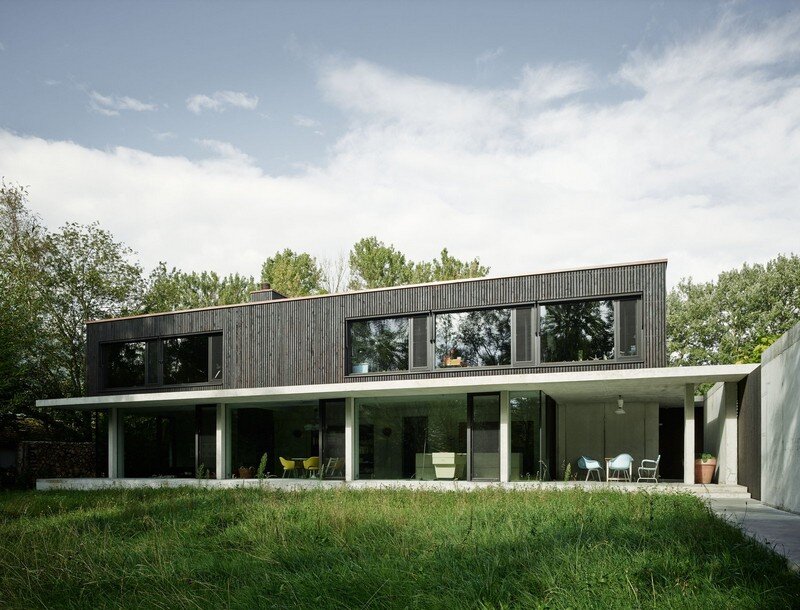 The Architecture of This Family House Combines Raw Concrete with Dark Wood (1)