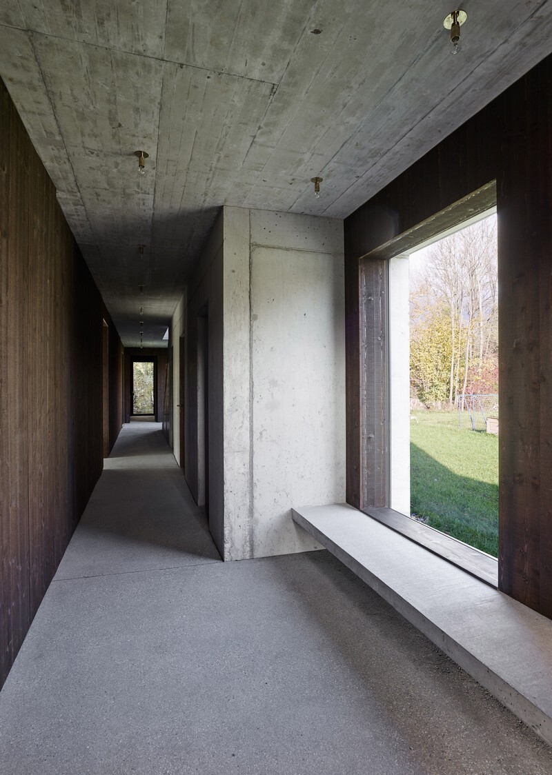 The Architecture of This Family House Combines Raw Concrete with Dark Wood (6)