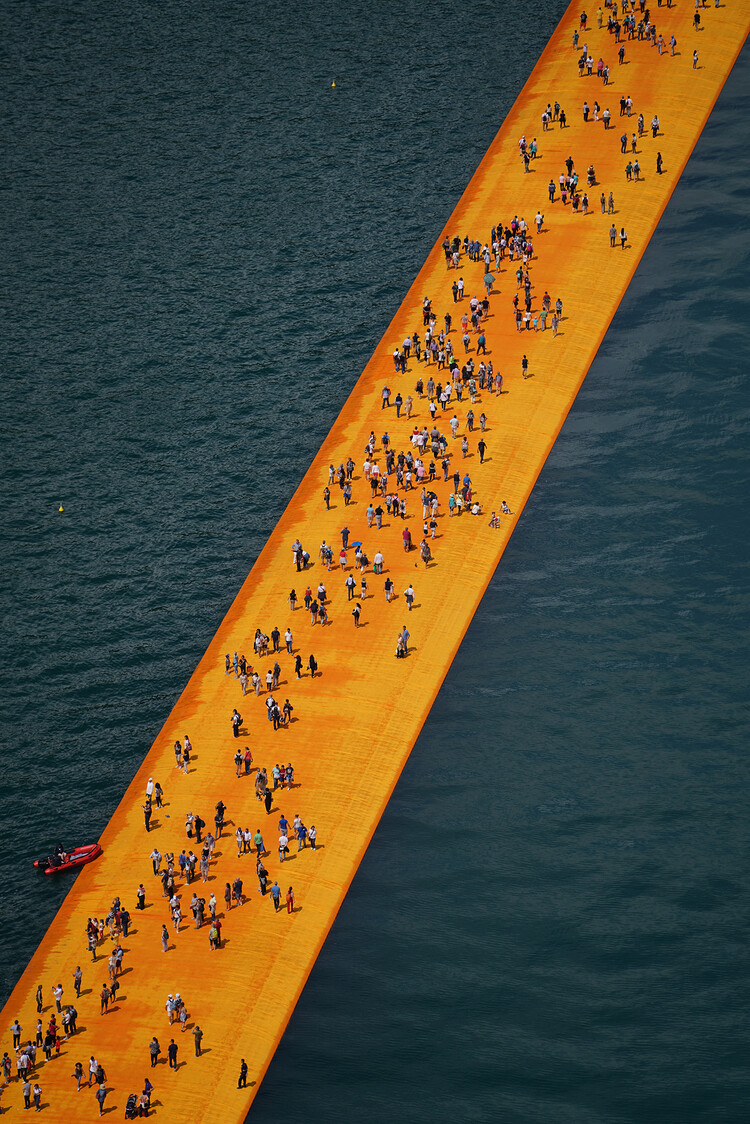 The Floating Piers - A 3 Kilometer-long Walkway Across the Water of Lake Iseo (4)